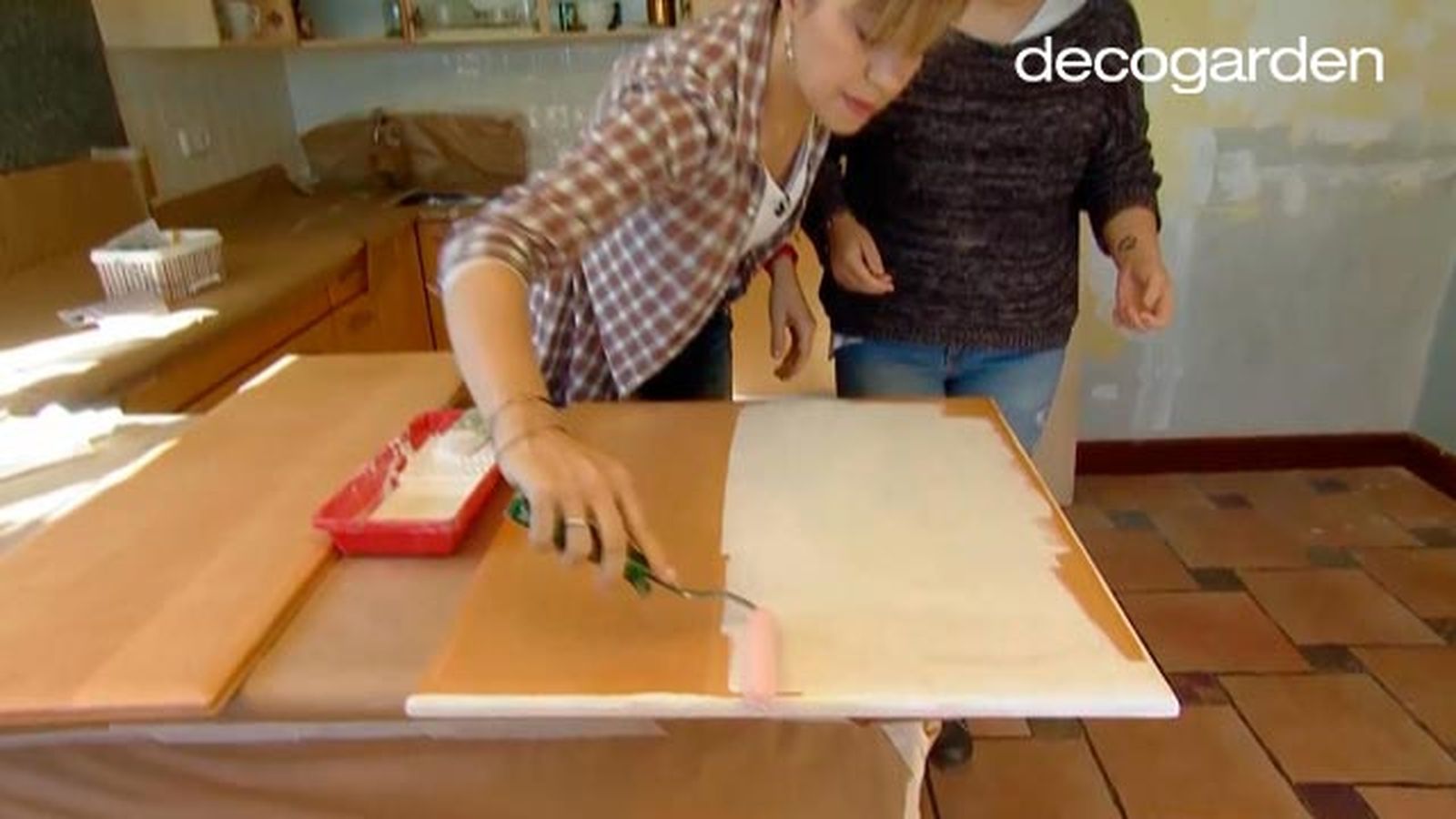Aplicar imprimación a un mueble antes de pintarlo.