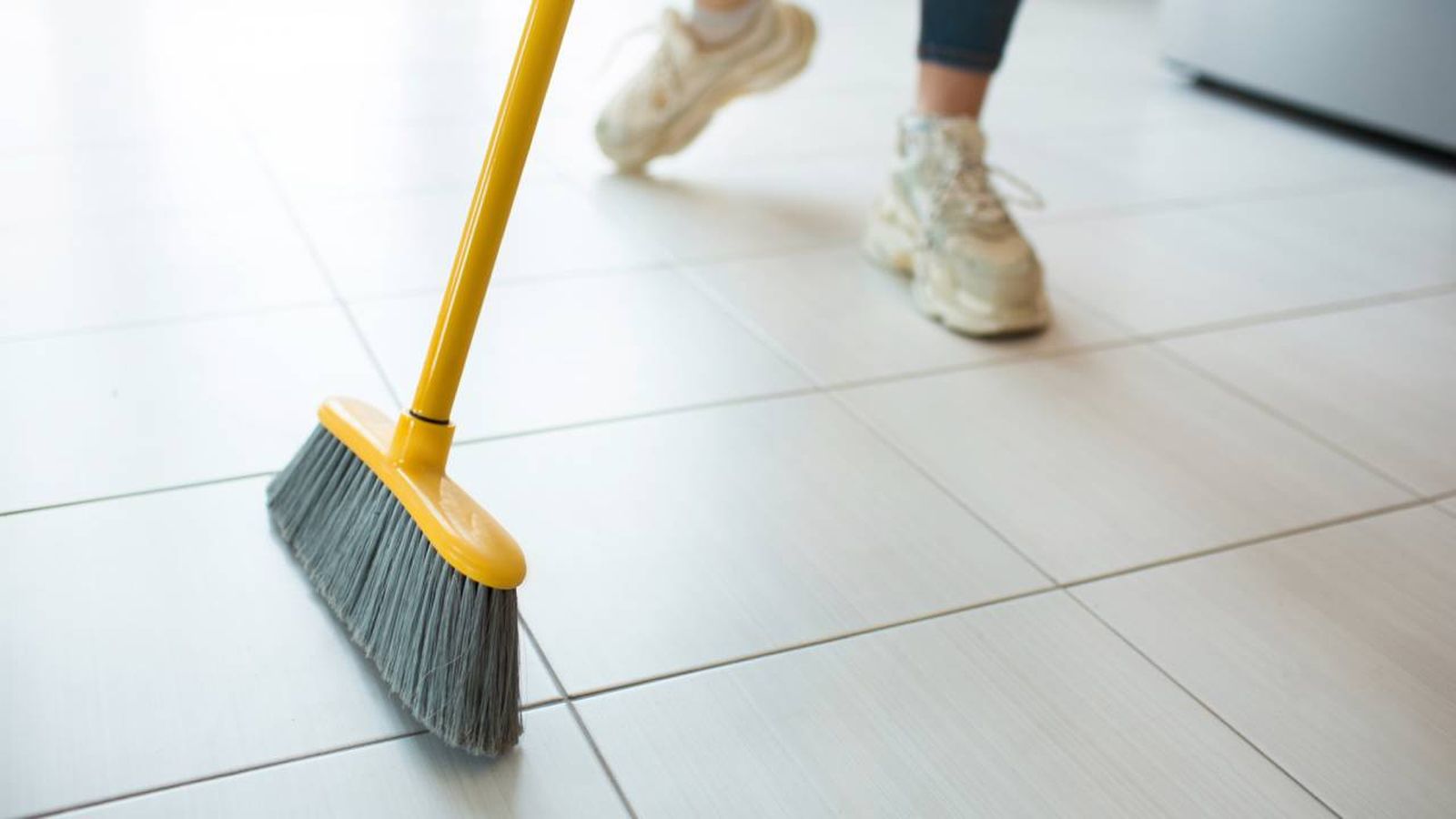 truco tiktok para evitar que los pelos pelusas polvo se queden en la escoba