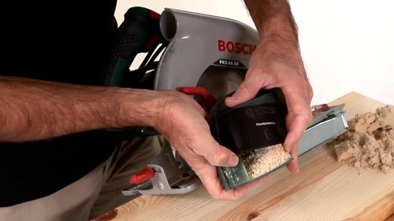 Cómo hacer masilla para tapar las fijaciones en madera paso 1