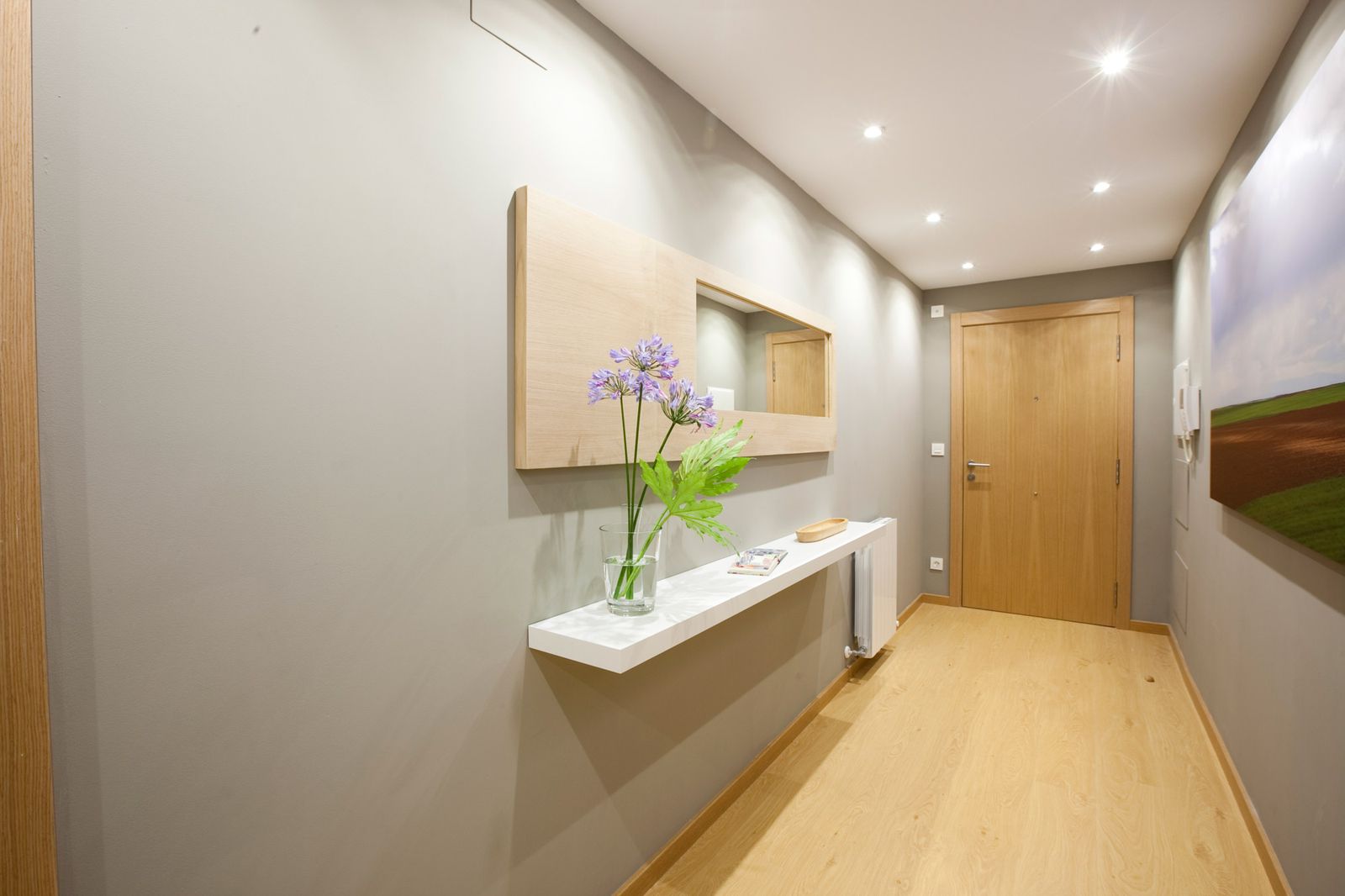 Decorar un pasillo largo y oscuro