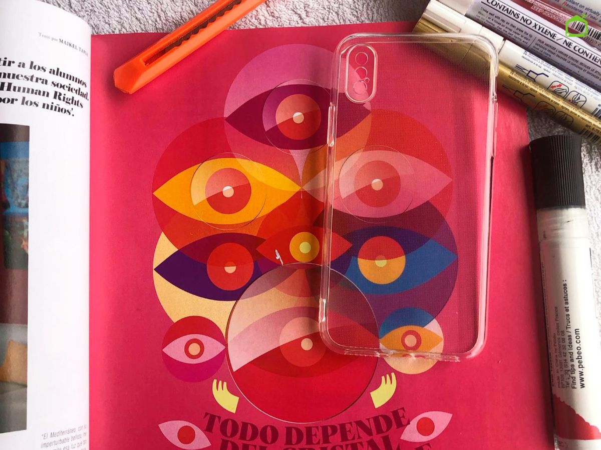 Revista y rotuladores para personalizar una funda de móvil.