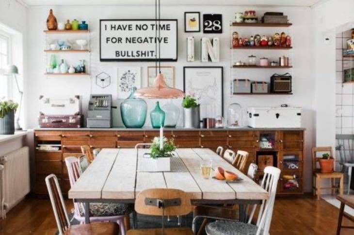 Cocina decorada con damajuanas.