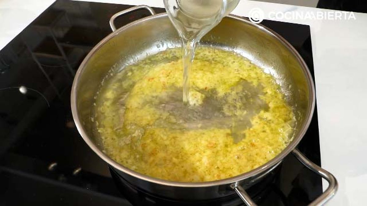 01 receta merluza en salsa verde con gulas y almejas paso 2