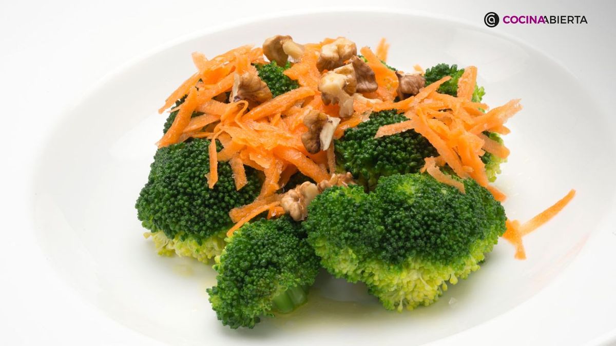 La ensalada de brócoli y zanahoria es un plato sencillo y saludable