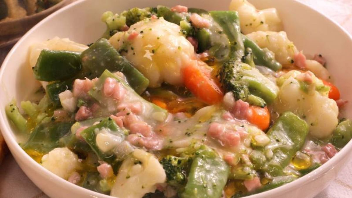 Finaliza la menestra con un toque de aceite de oliva para resaltar su sabor