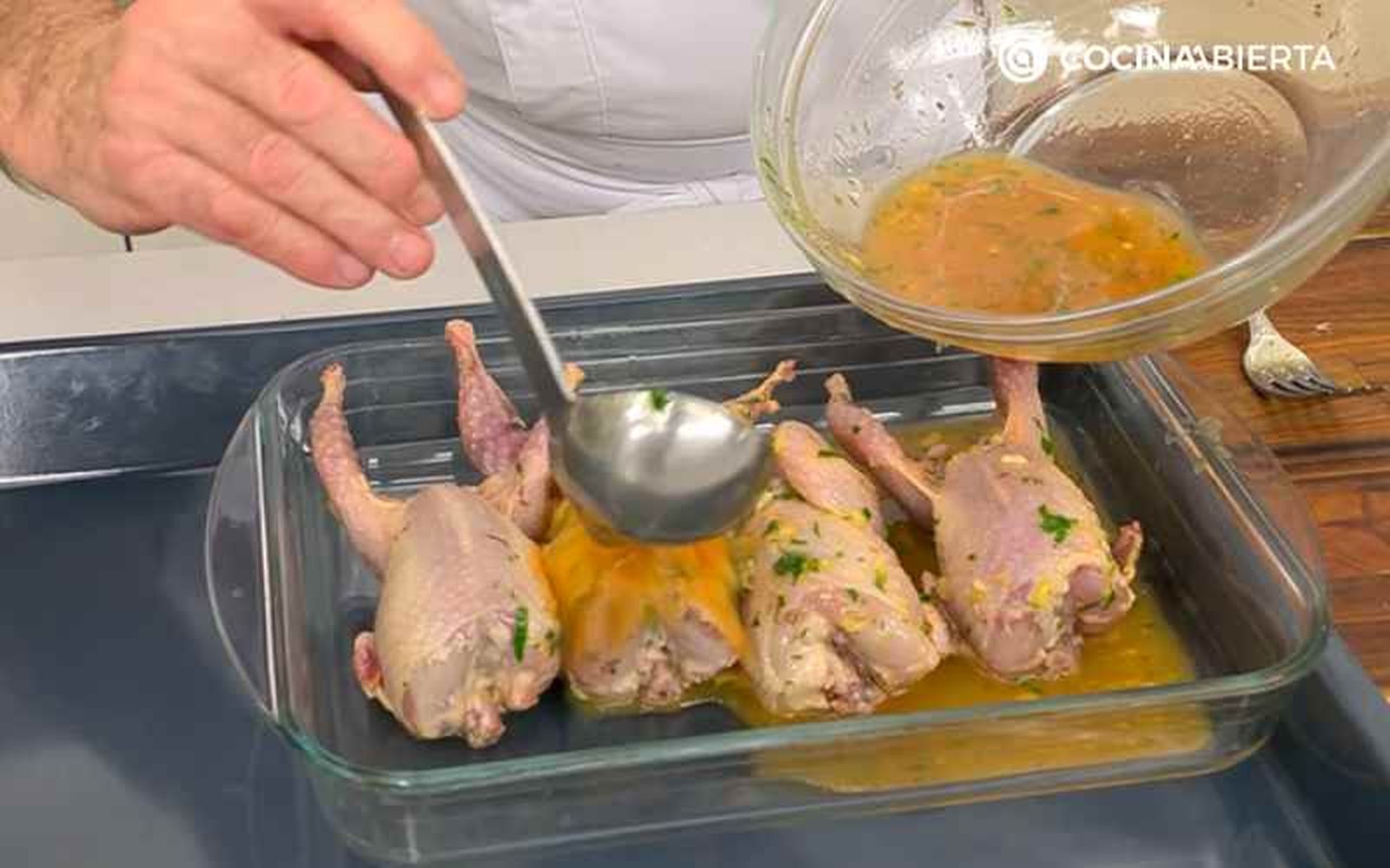 Hornea las codornices con salsa de naranja