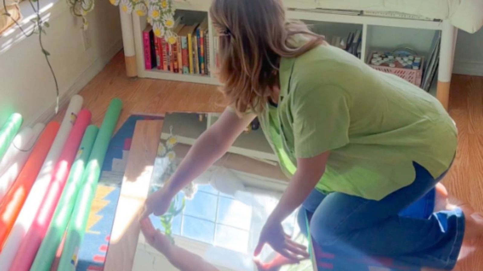 La deco influencer Annika Hinds transformando un espejo con churros de piscina. / Instagram Annika Hinds