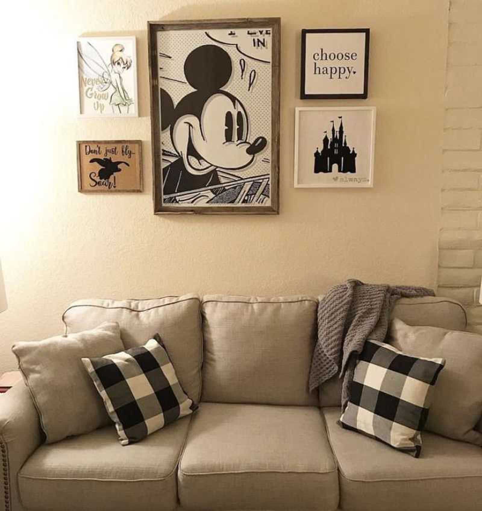 Salón con decoración de Mickey Mouse.