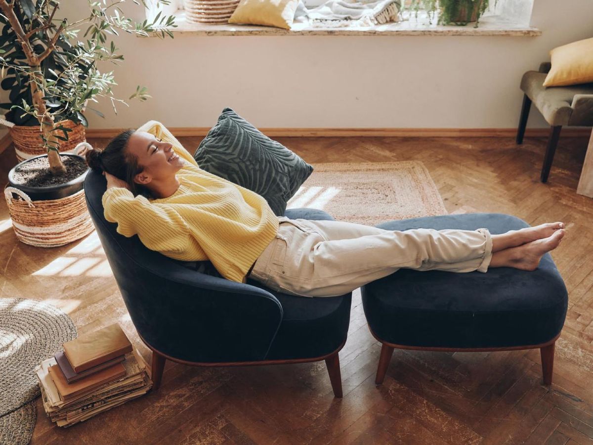 Mujer relajada en el salón.