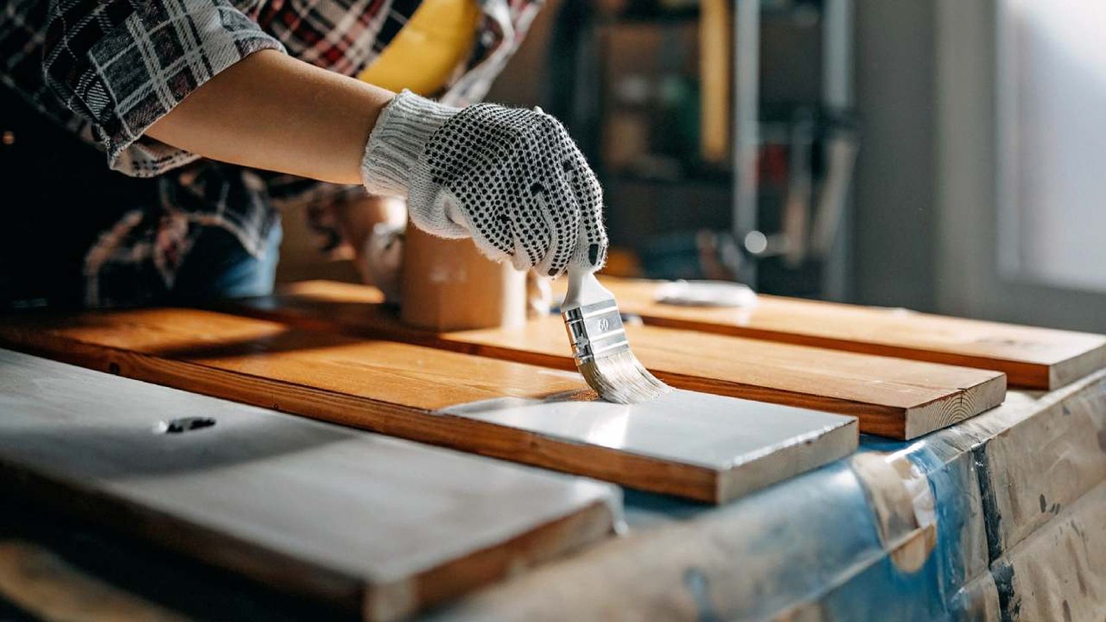 Persona pintando madera