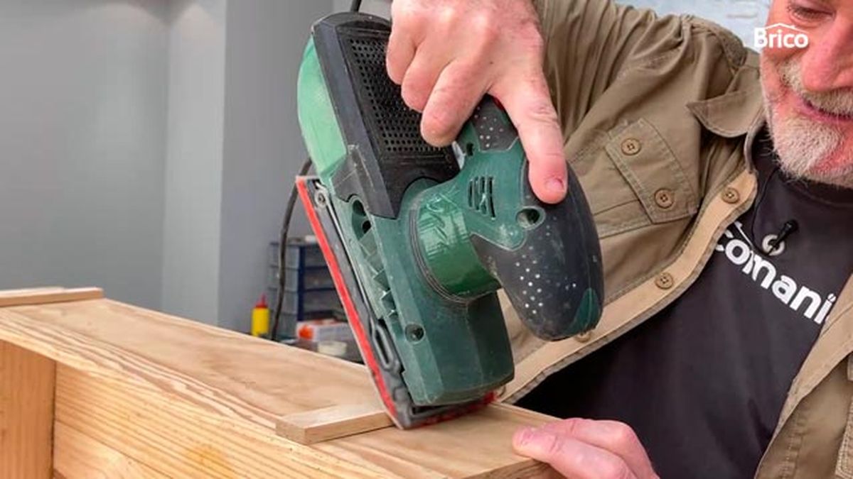 Cómo hacer una estantería con una caja de madera paso 5