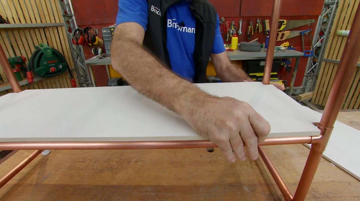 Cómo hacer una estantería de cobre y cerámica paso 11