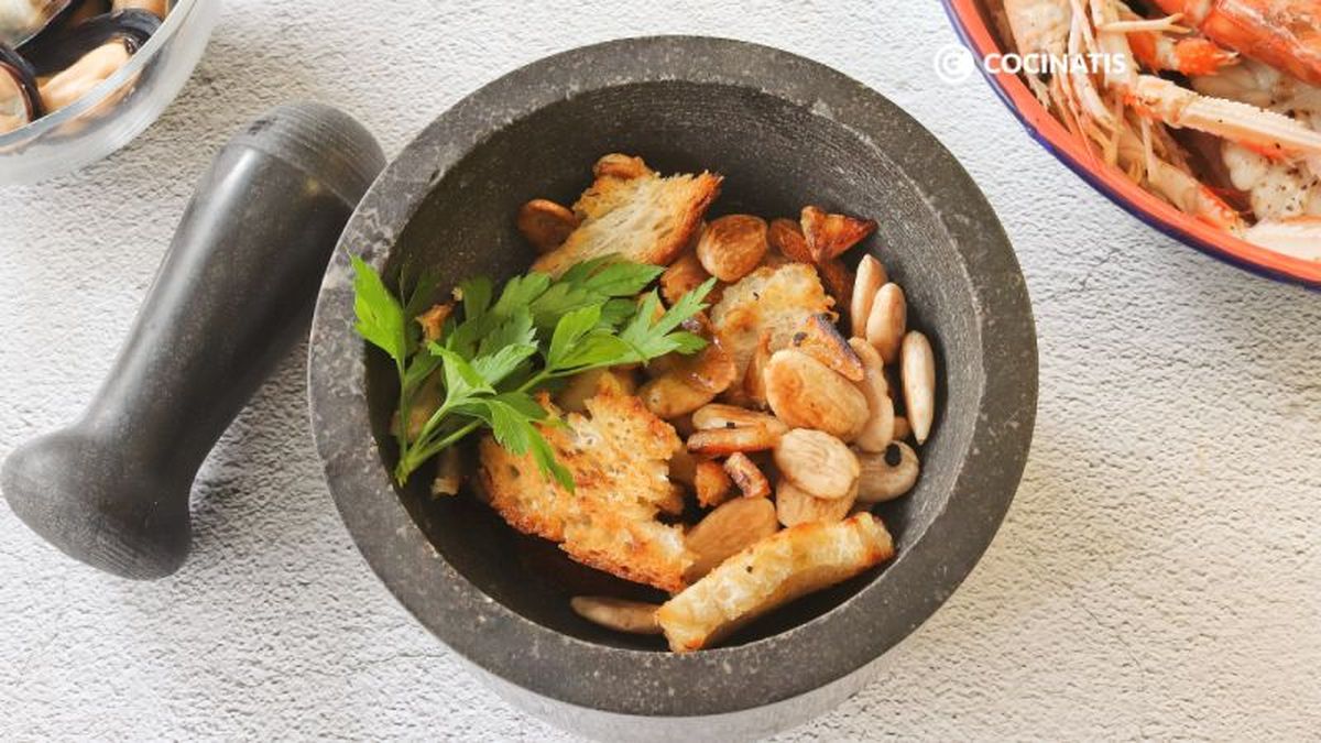 Preparamos la picada con pan tostado y almendras