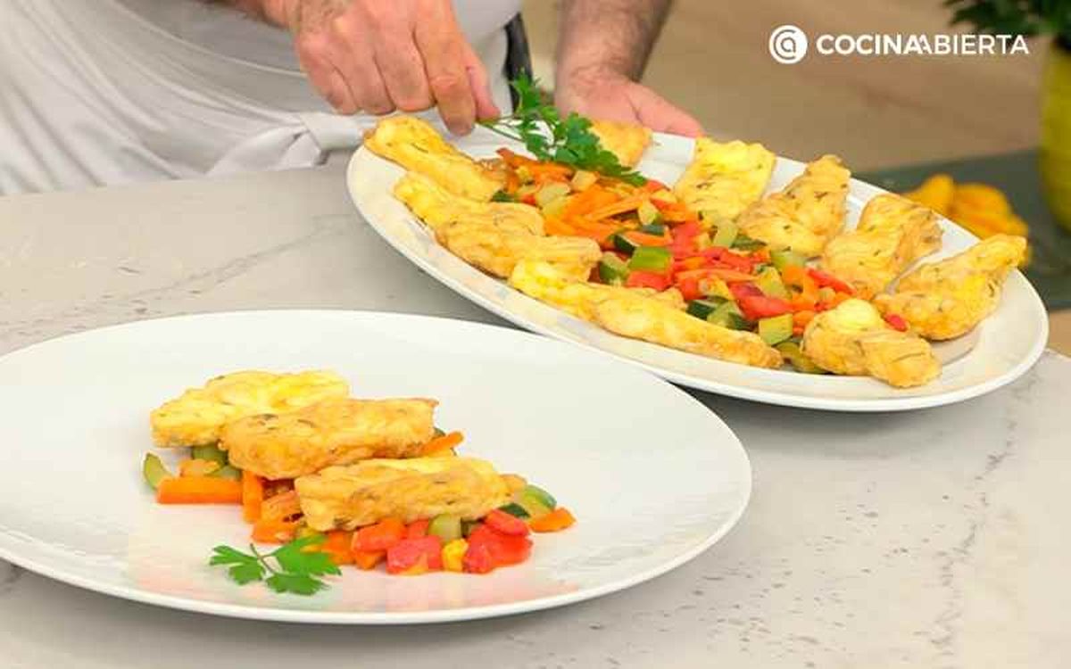 Acompaña el bacalao rebozado con las verduras salteadas