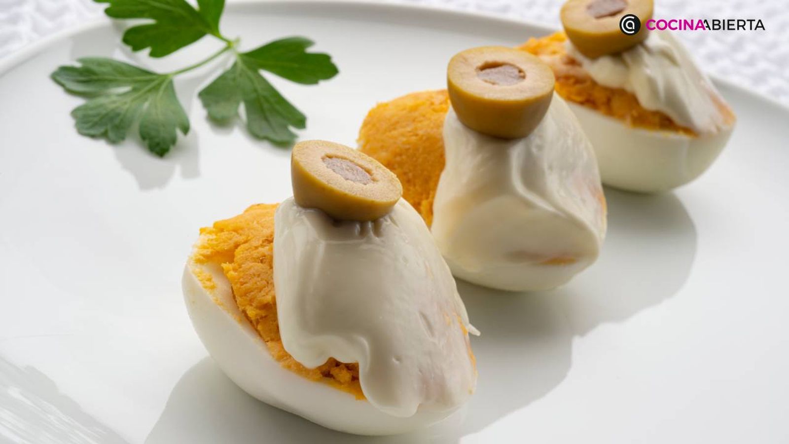 Los huevos rellenos de atún son un aperitivo clásico perfecto
