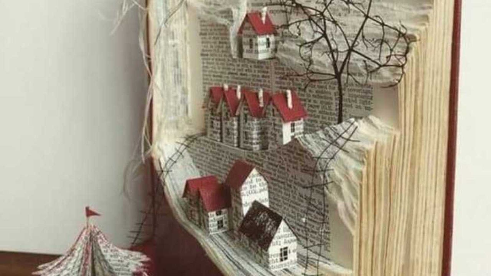 Ciudad en la montaña hecha con un libro.