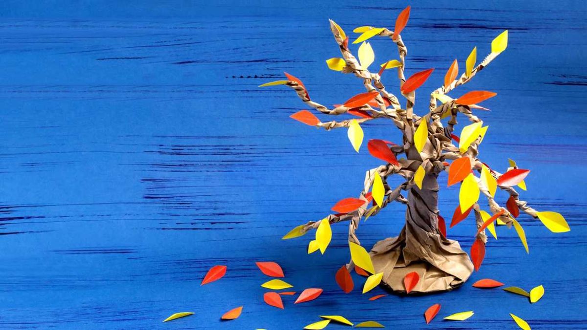 Árbol de cartón hecho a mano.