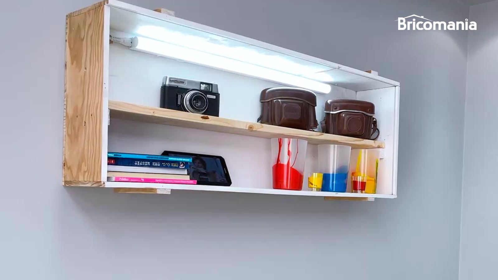 Cómo hacer una estantería con una caja de madera