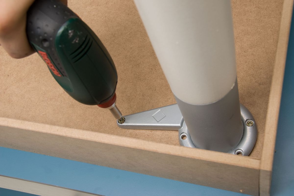 Mesa tradicional decorada con decoupage paso 4