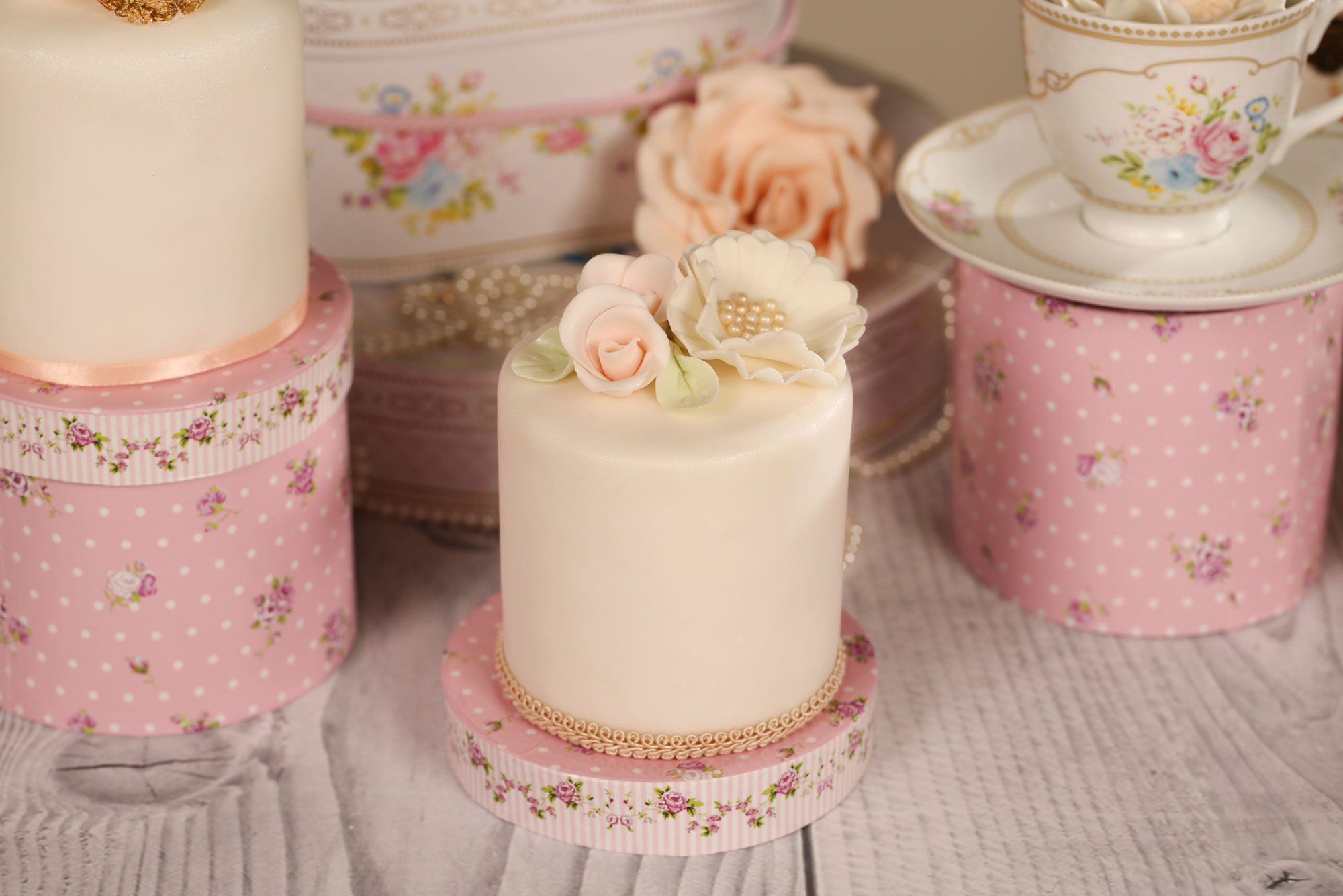 Decorar una mesa de postres para boda detalle 03