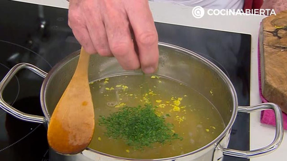 sopa de ave con patatas receta facil rapida karlos arguinano karl67470321 paso3