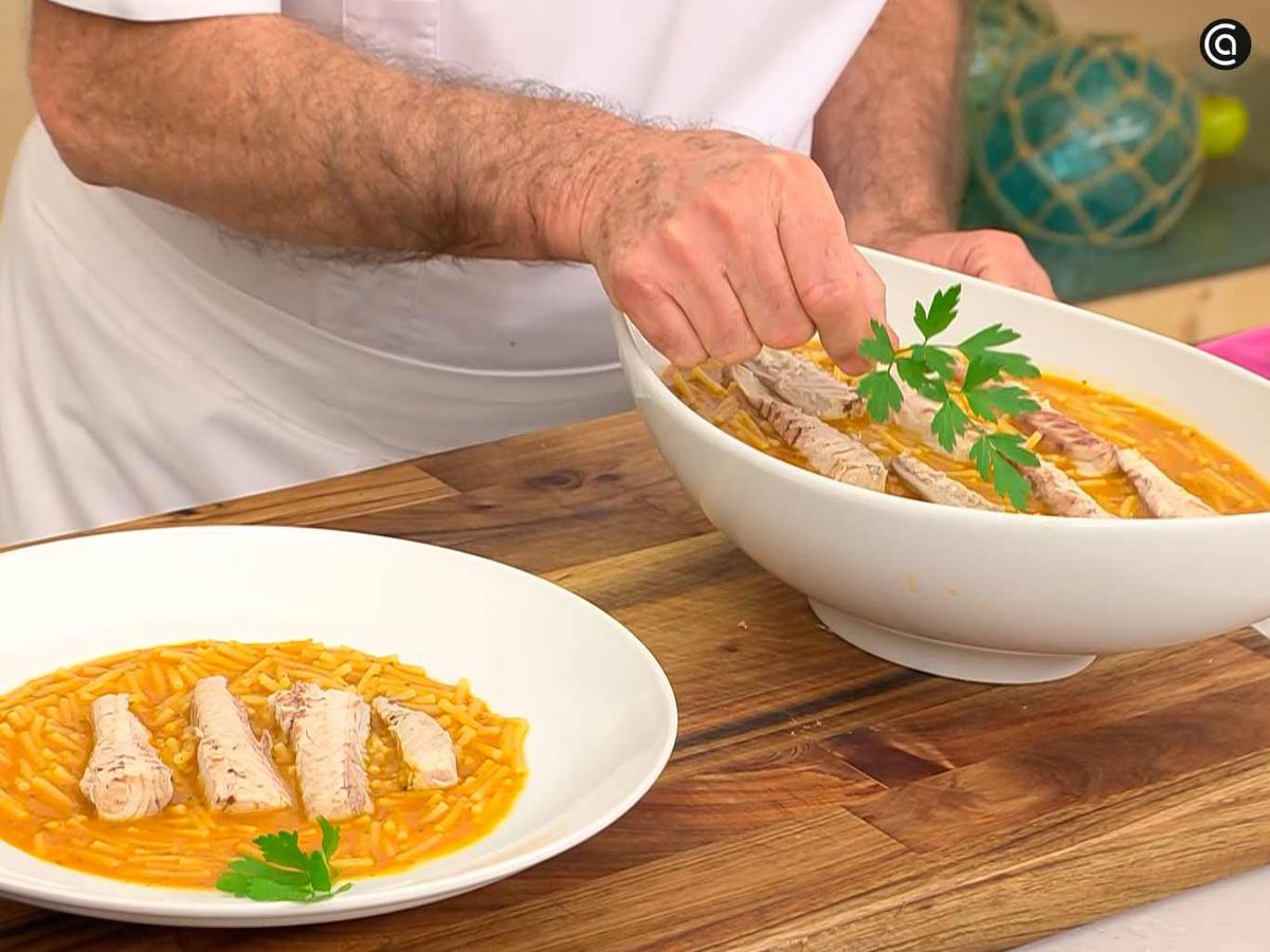 Sirve los fideos con caballa