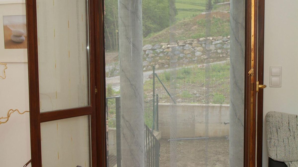 Cortina mosquitera para puerta paso 7