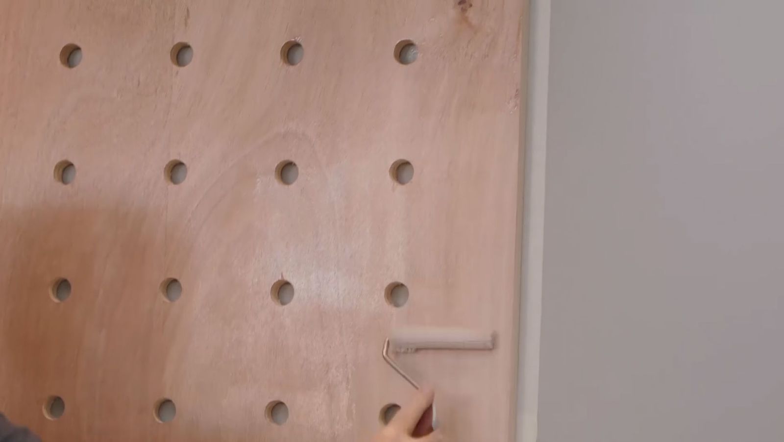 Cómo hacer una estantería pegboard paso 6