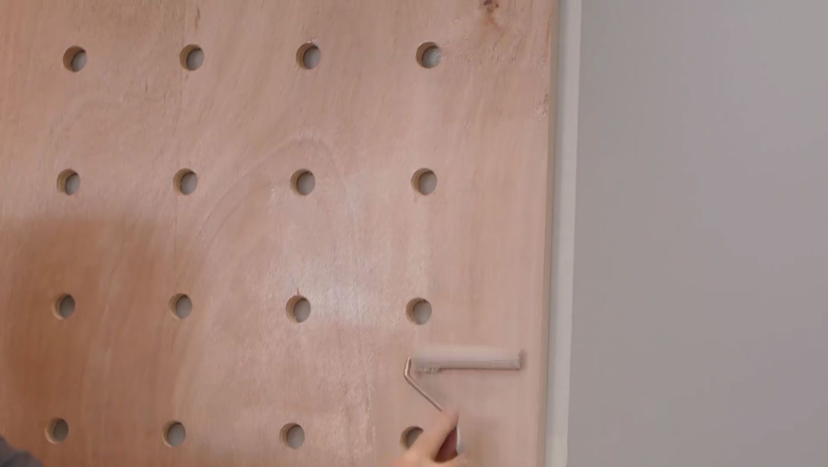 Cómo hacer una estantería pegboard paso 6