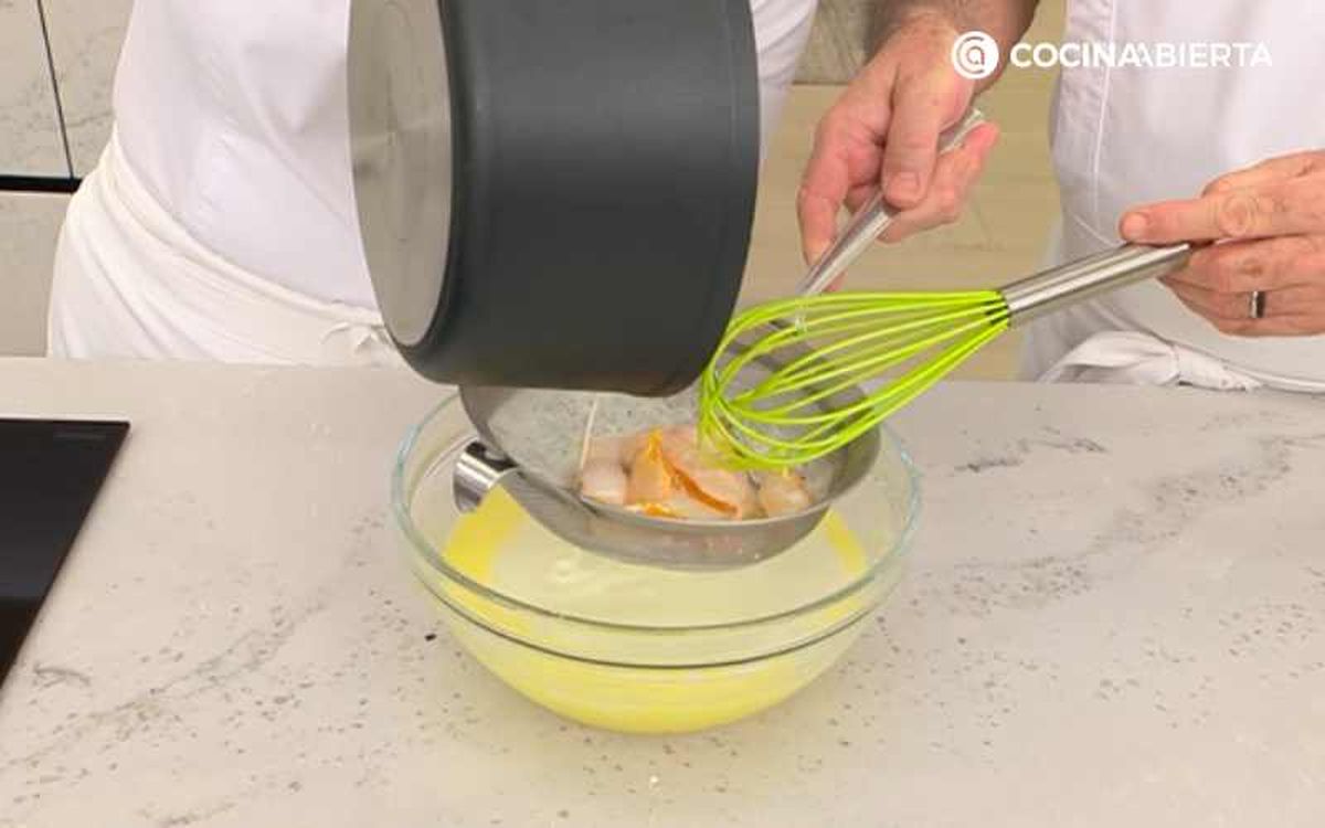 Cuela la leche infusionada con pieles de naranja