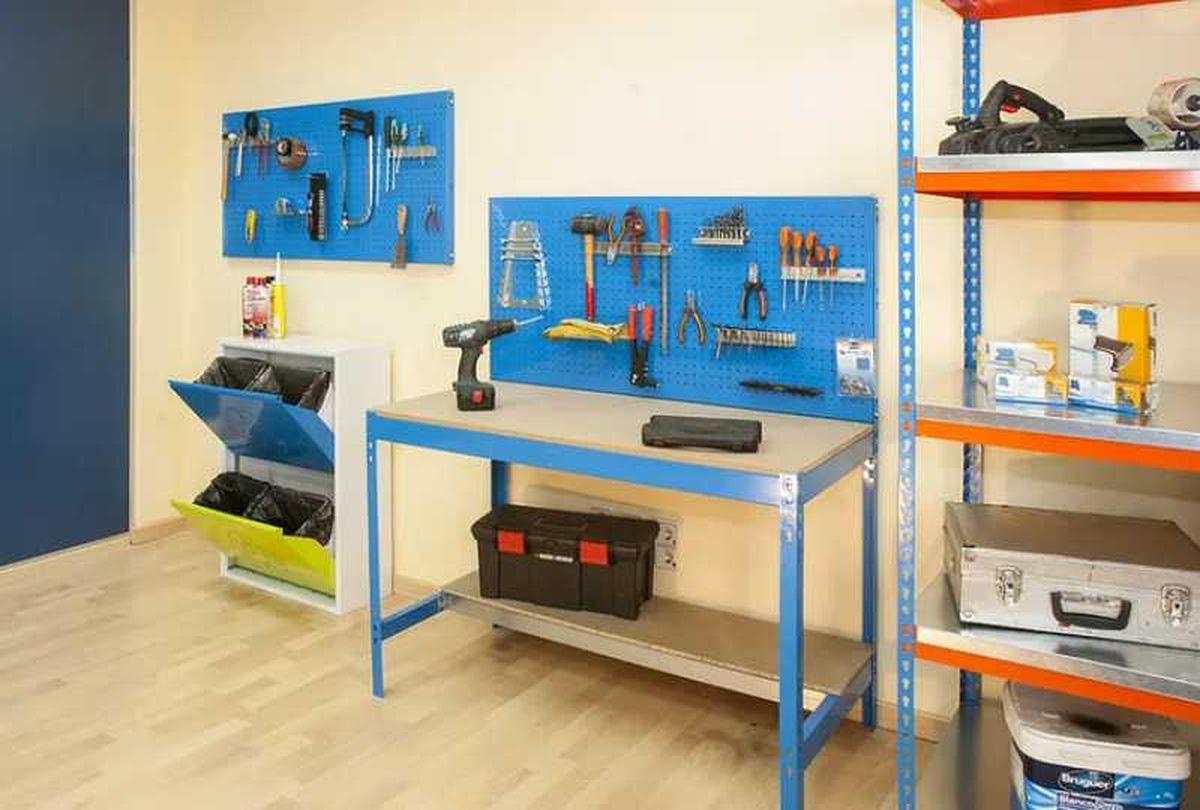 Trastero con panel organizador y estantería metálica.