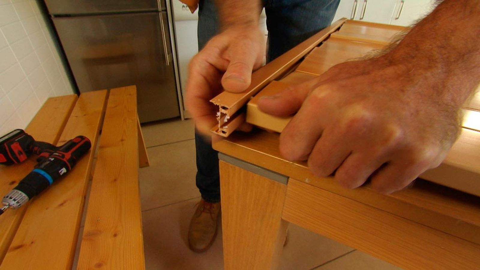 Cómo instalar una puerta plegable paso 6