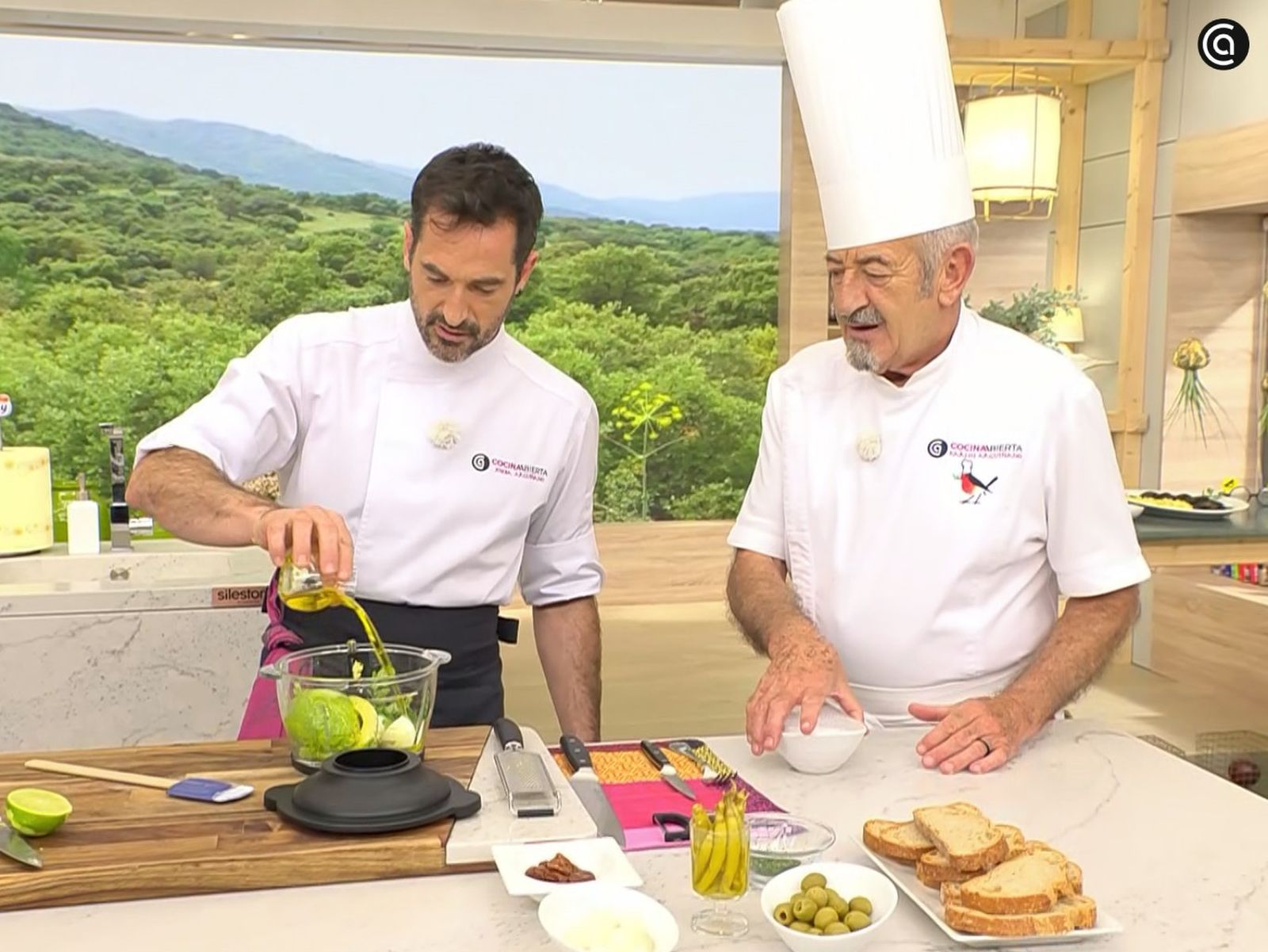 Crema de aguacate y hummus de aceituna negra con encurtidos - paso 2