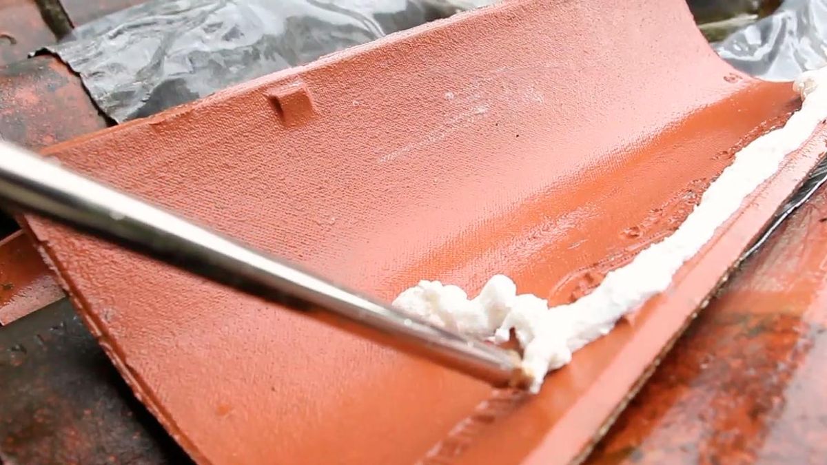 Como pegar una teja con espuma de poliuretano paso 4