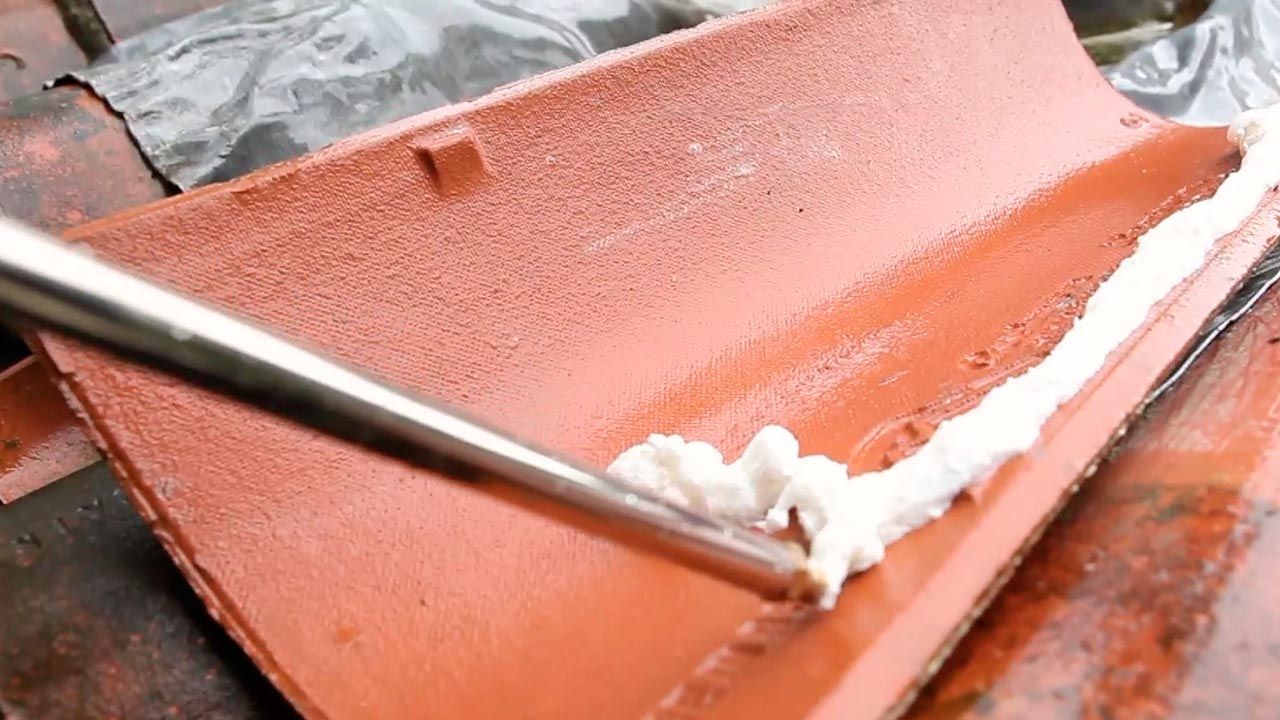 Como pegar una teja con espuma de poliuretano paso 4