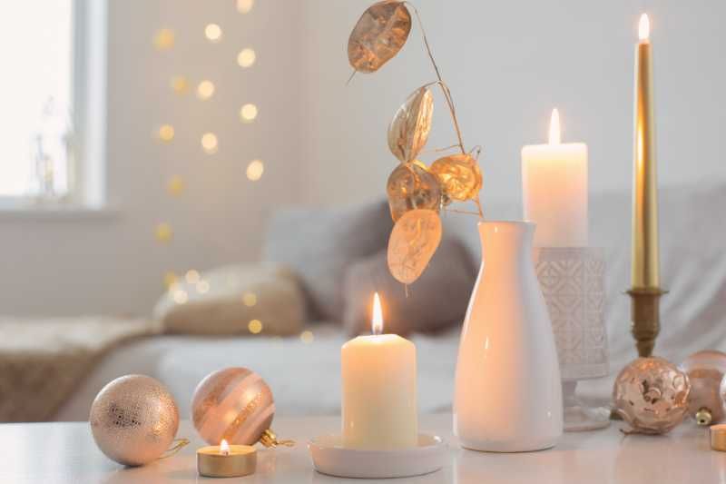 Velas y adornos navideños de estilo nórdico.