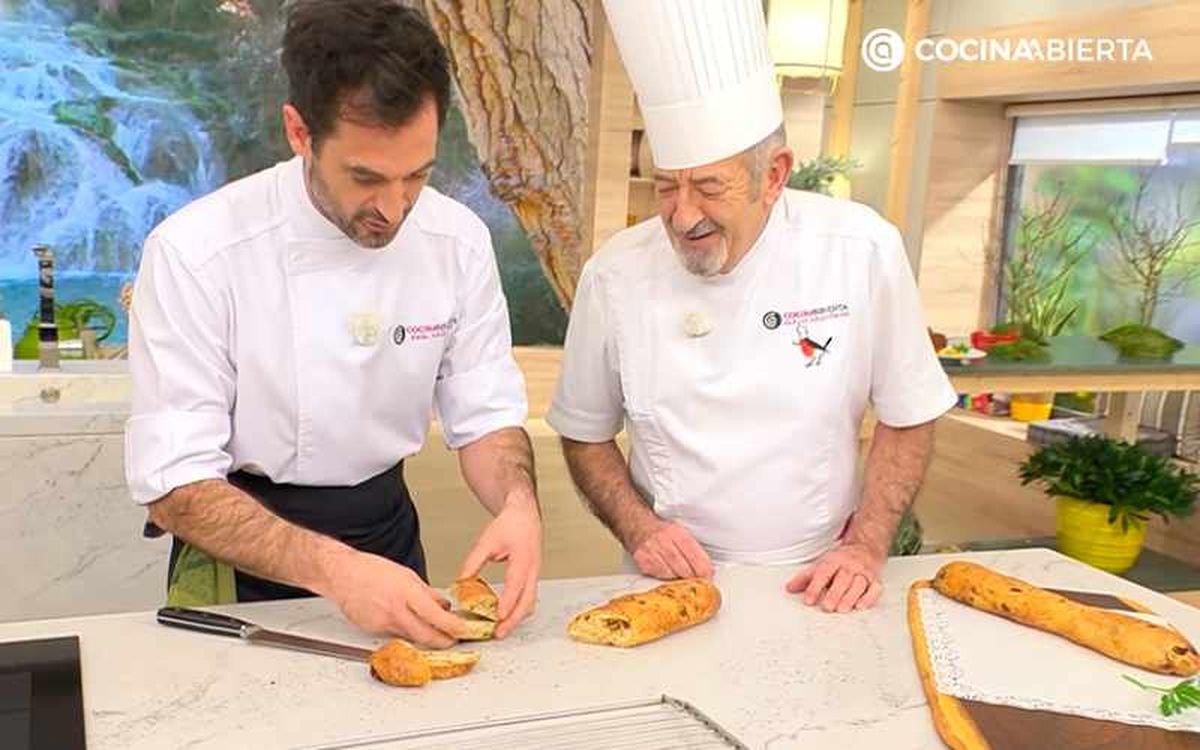 Corta el pan de tomate seco