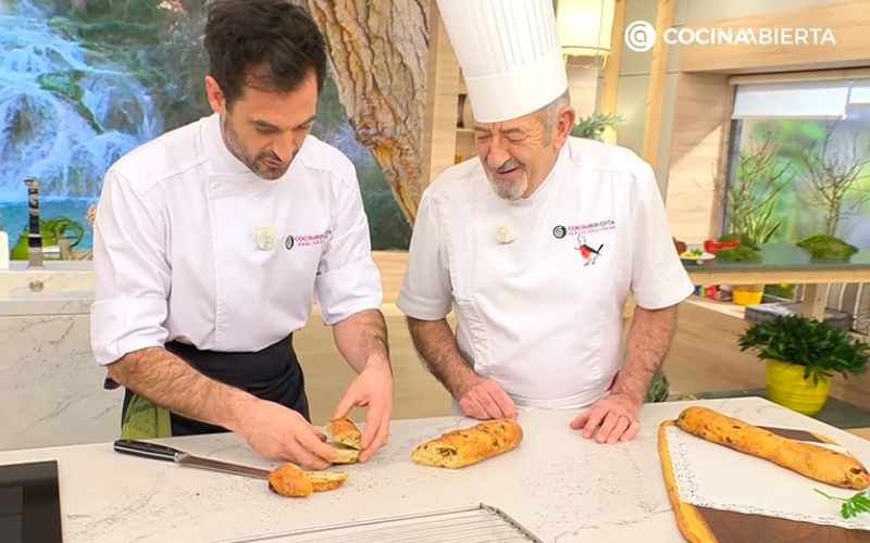 Corta el pan de tomate seco