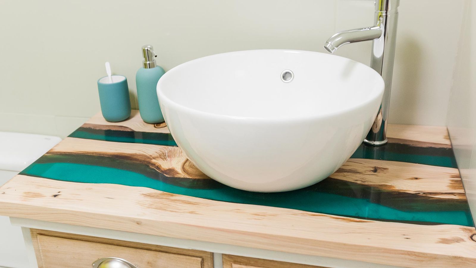Cuarto de baño verde con encimera de resina 7