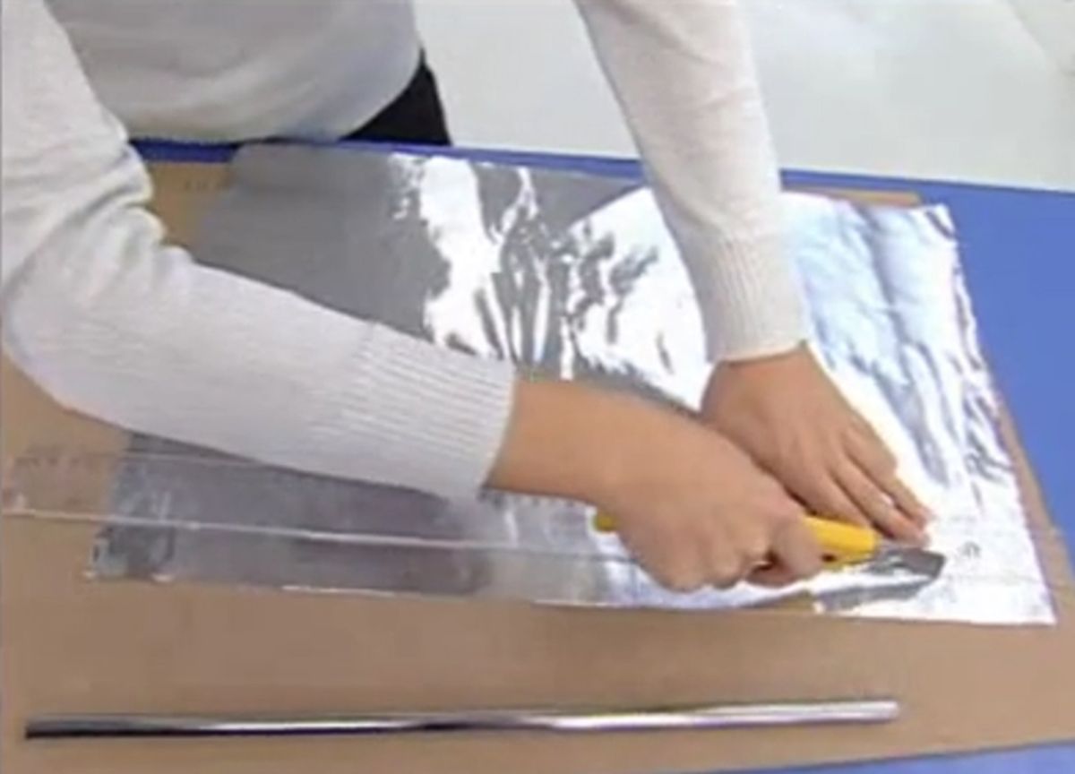 Bolas y cintas de estaño para decorar el árbol de Navidad paso 7