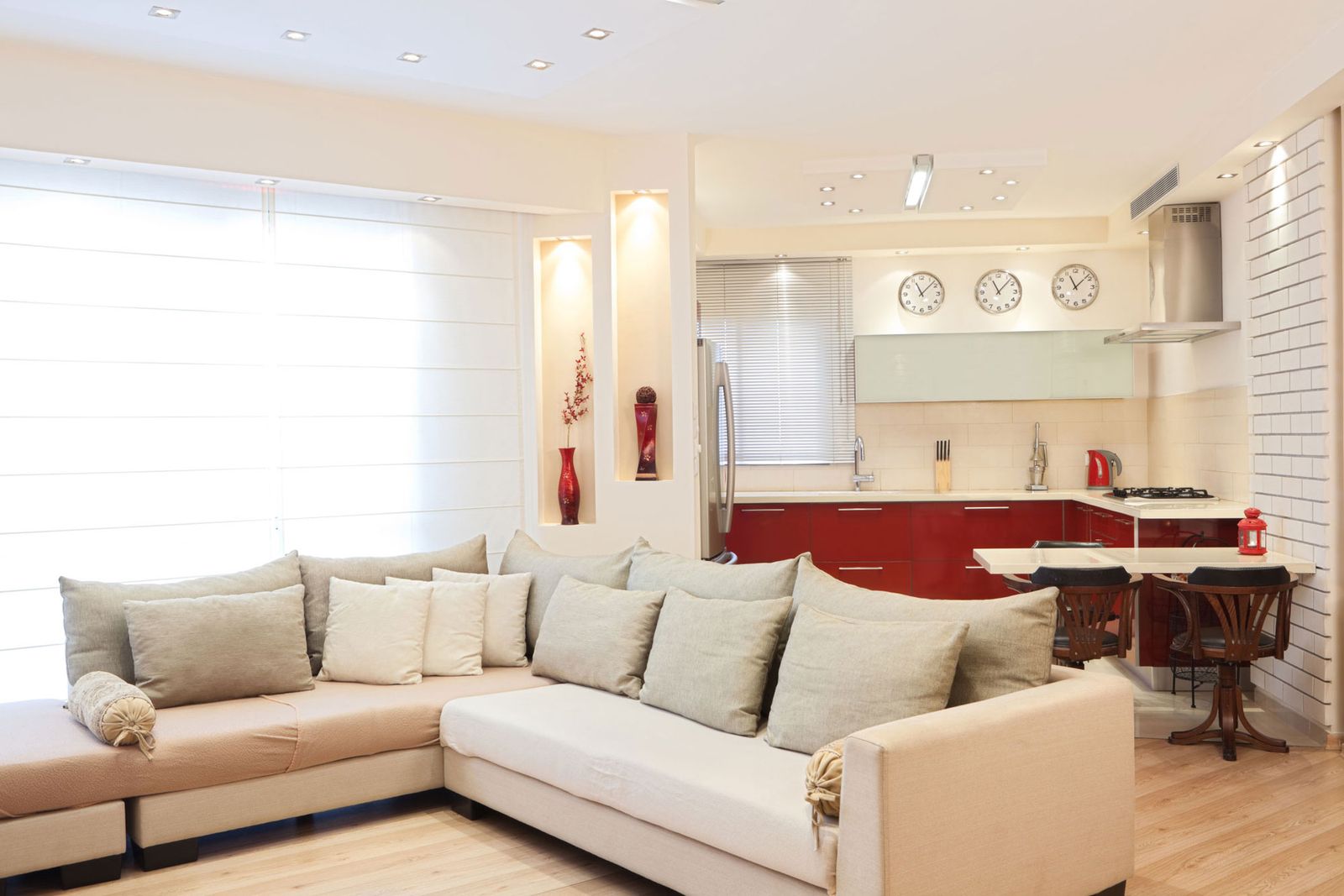 Cocina luminosa blanca y roja abierta al salón 2