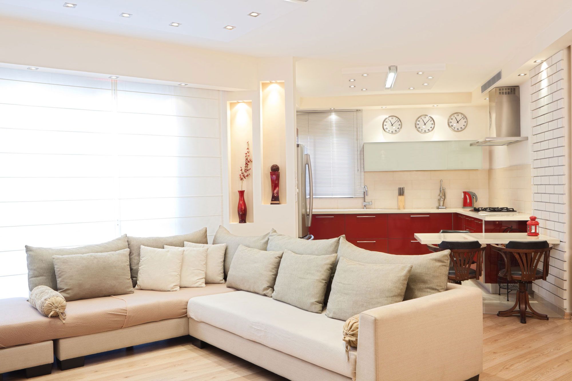 Cocina luminosa blanca y roja abierta al salón 2