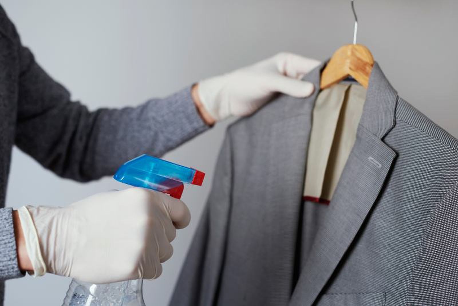 Los quitamanchas en spray son ideales para quitar manchas de los trajes