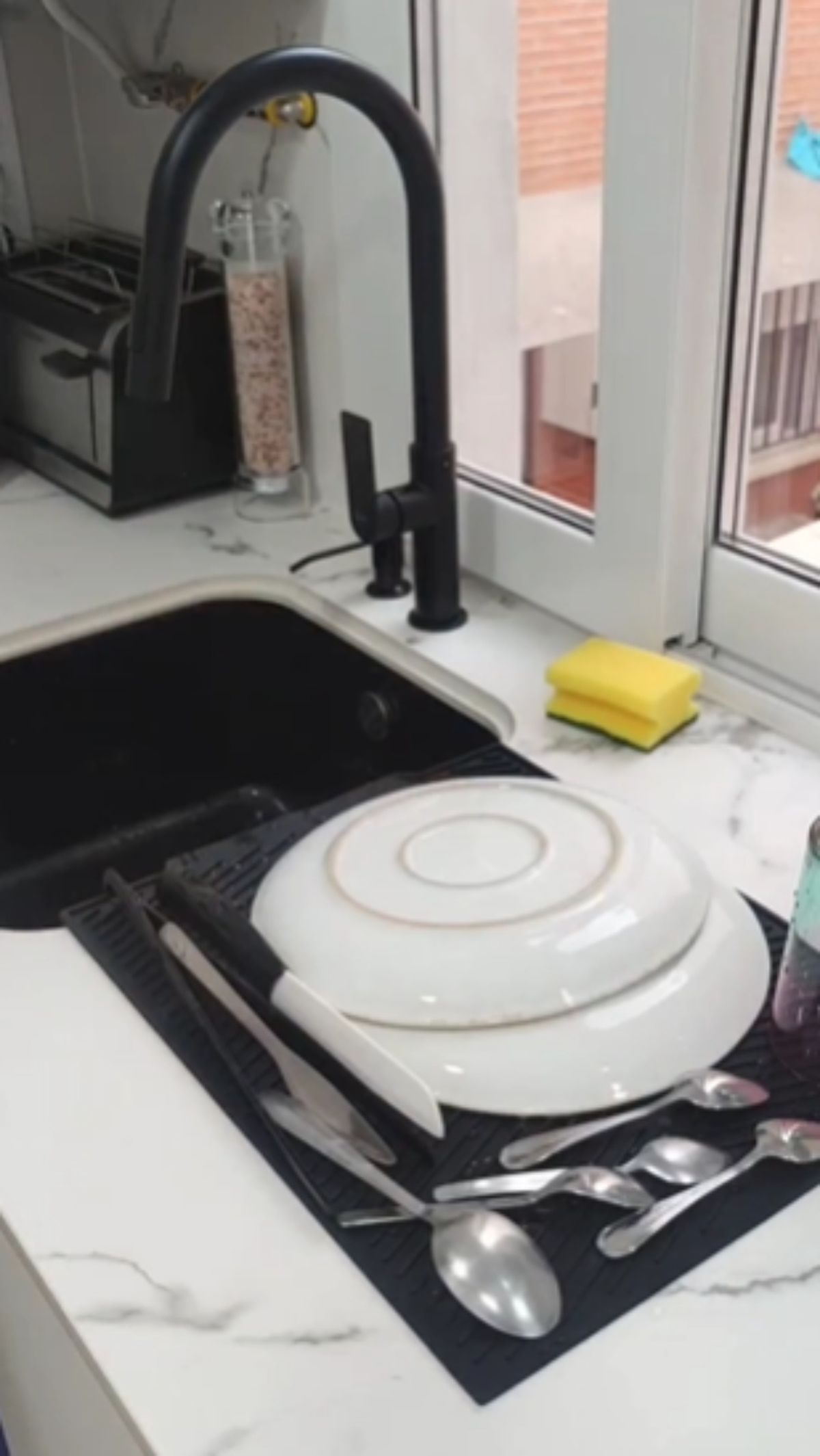 Escurridor de silicona plegable.