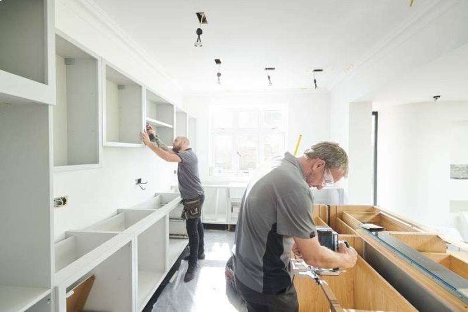 Hombres reformando una cocina.