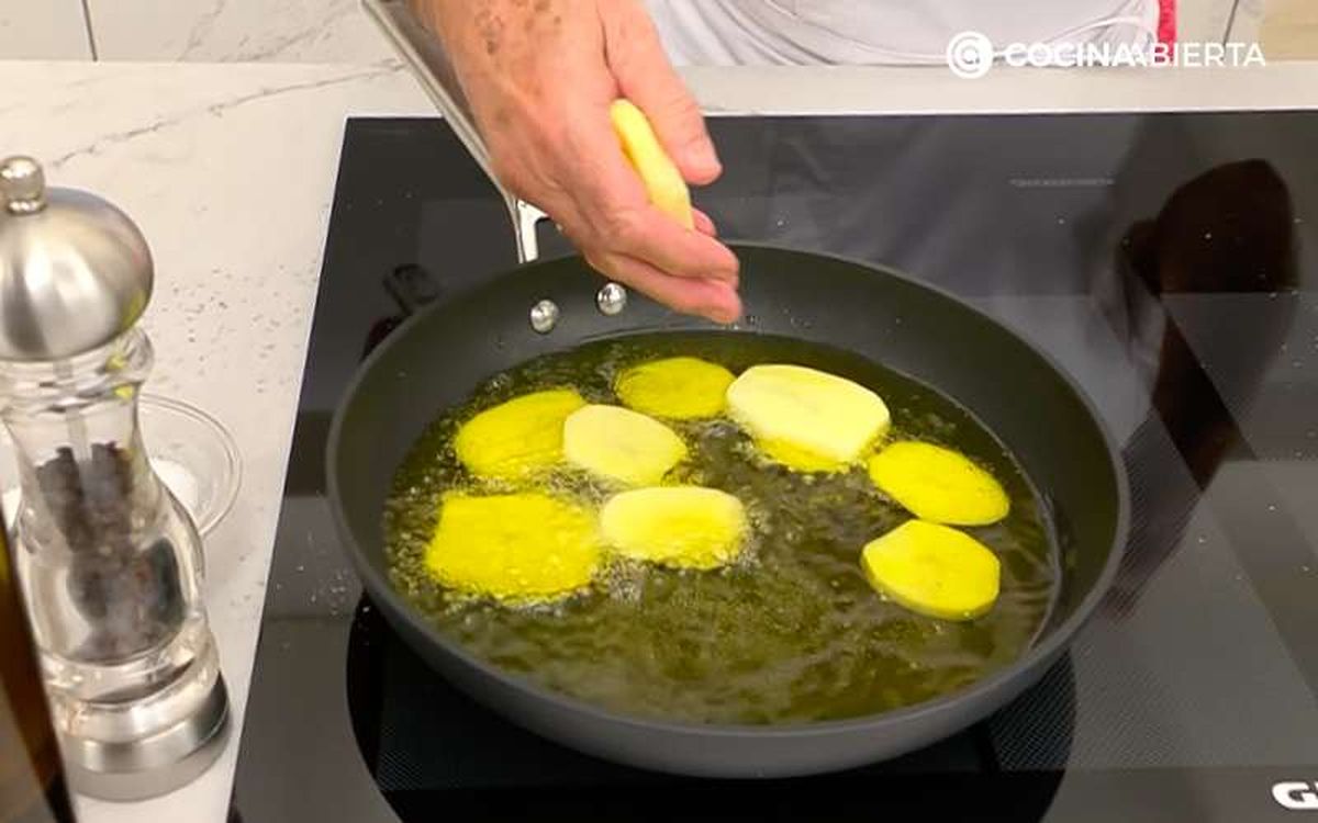 Fríe las patatas en rodajas