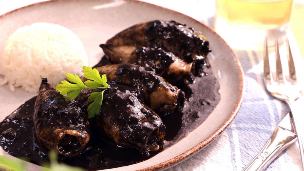 Chipirones rellenos en su tinta