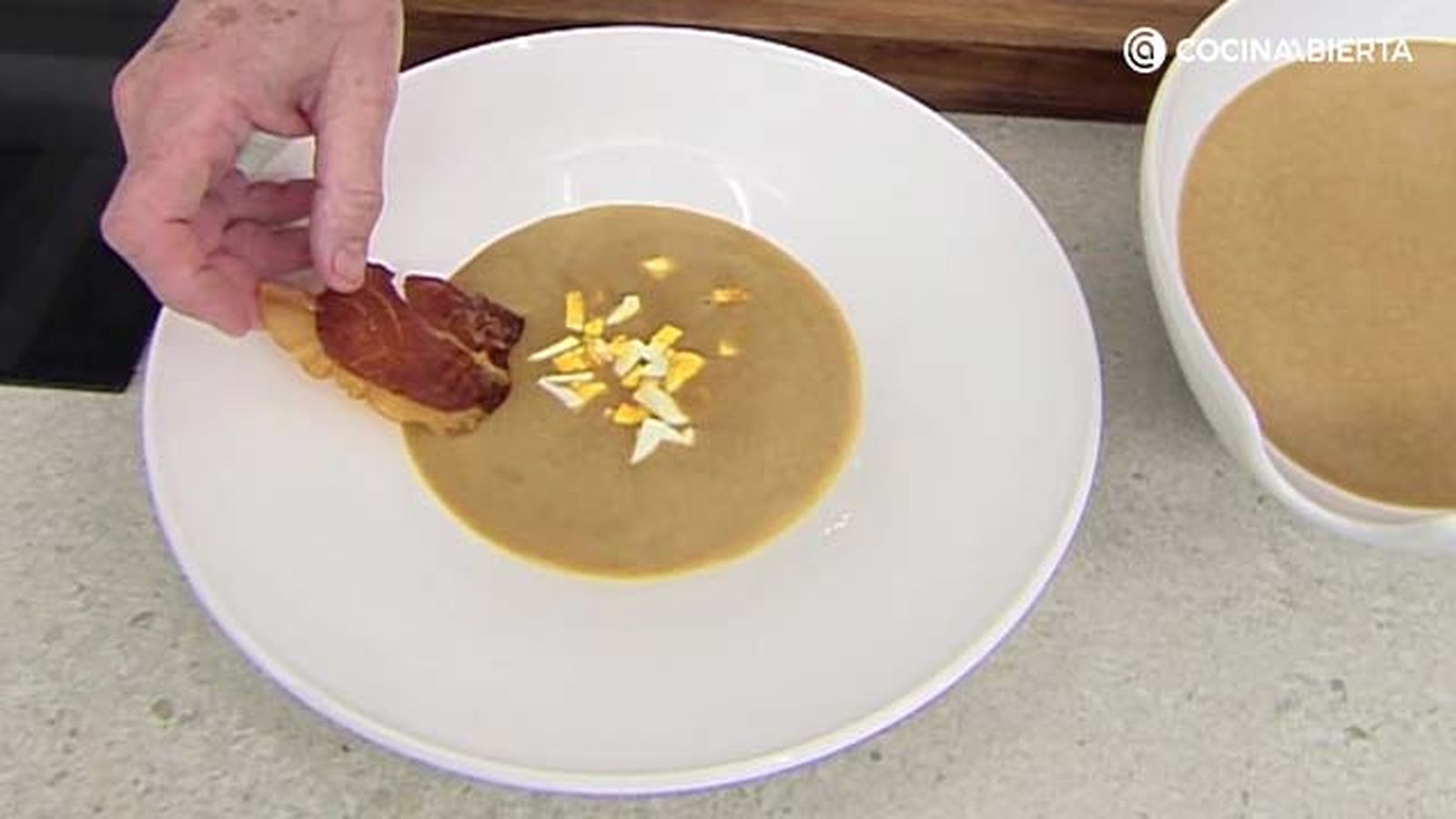KARL6871 sopa de ajo con jamon crujiente paso 5