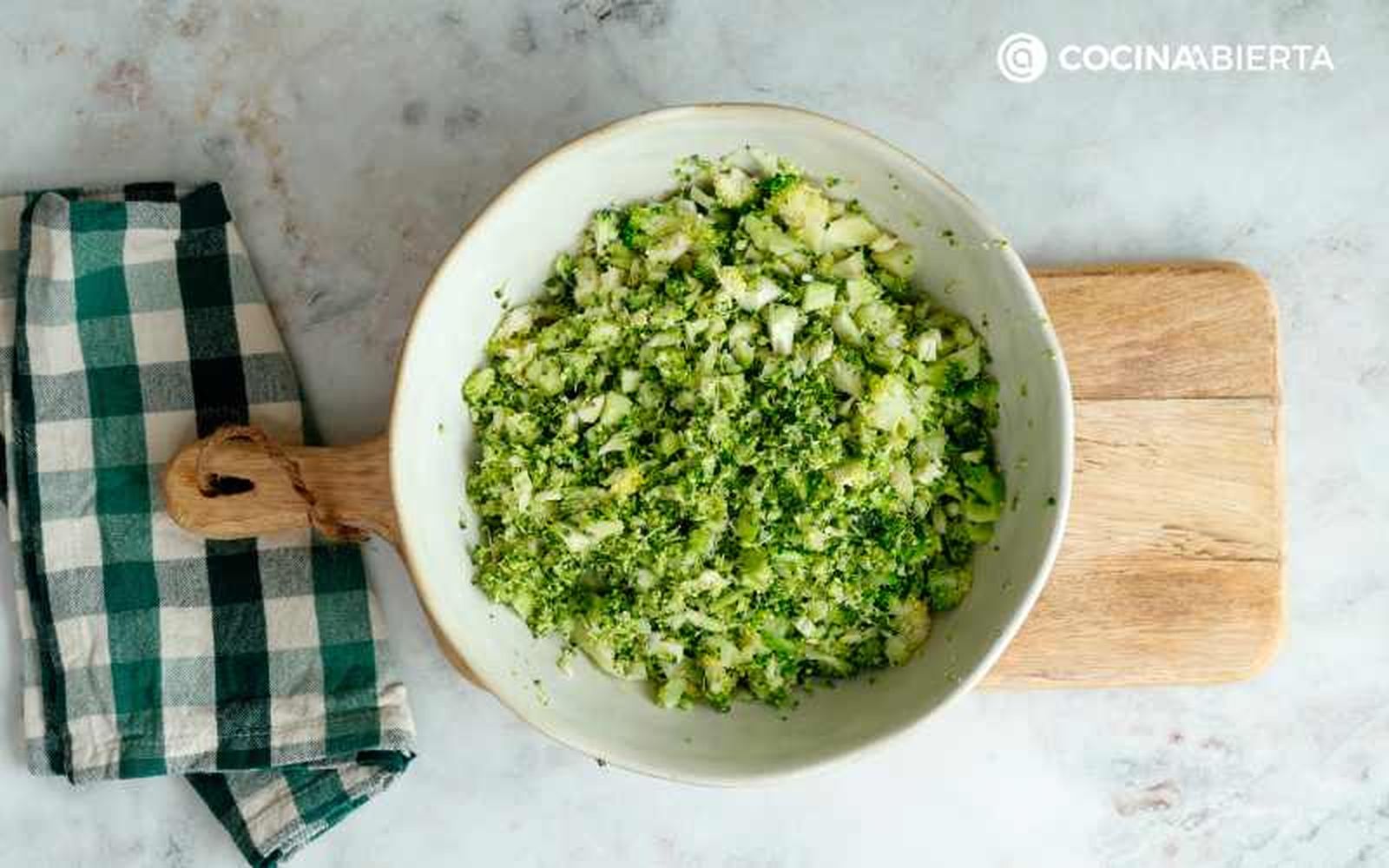 Cuece y corta el brócoli