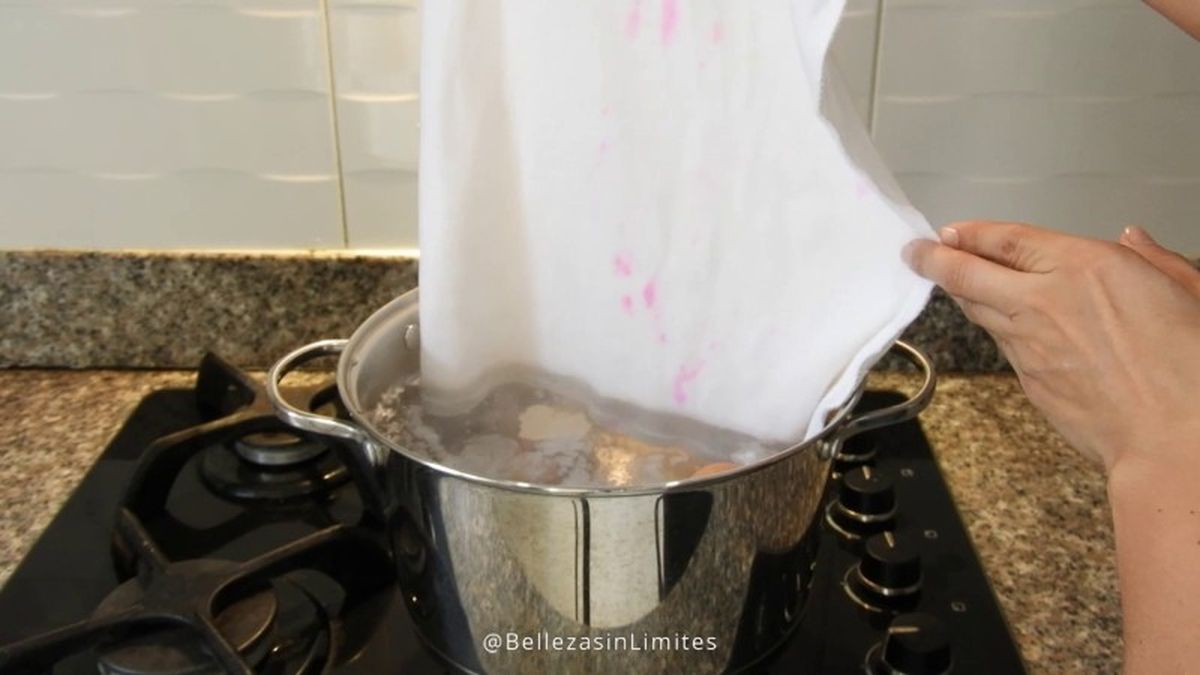 Desmancha su ropa con cáscaras de huevo / Imagen: @bellezasinlimites en TikTok